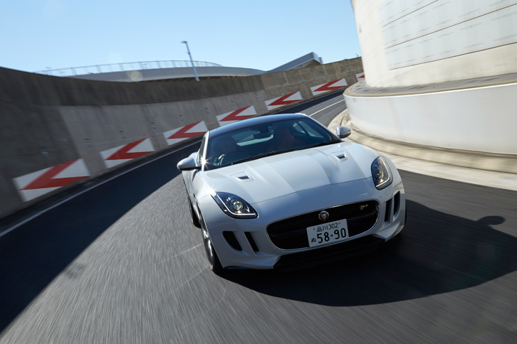 4WD機構には、オーバーステアやアンダーステアを感知すると前後輪に適切なトルクの分配を行い、トラクションを回復させる「インテリジェント・ドライブライン・ダイナミクス（IDD）」が備わる。