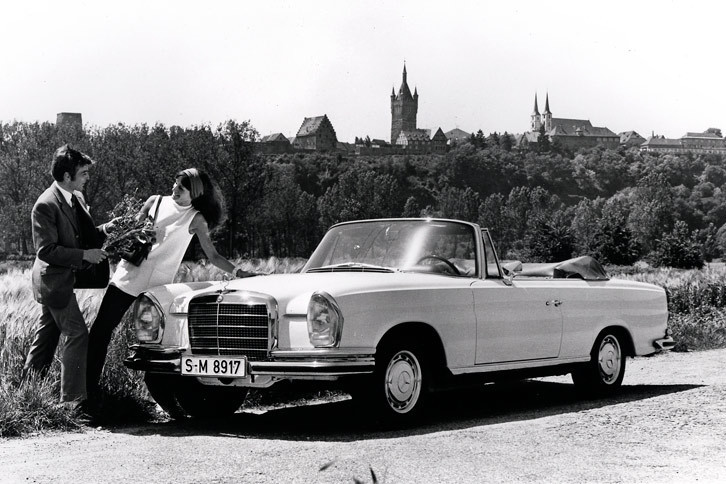 「メルセデス・ベンツ280SEコンバーチブル」
	1959年に登場したメルセデス・ベンツのフラッグシップモデルがW111シリーズ。セダン、クーペに加えオープンモデルも用意されていた。映画でマーチが乗っているのは、1967年から販売された2.8リッターエンジンを搭載するモデル。