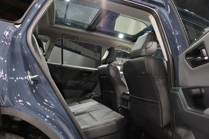 前後席のディスタンスは先代から変わらない。フロアからヒップポイントまでの高さも同一となっている。写真は「RAV4コア」のもの。