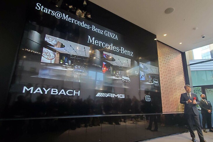 スターズ＠メルセデス・ベンツ銀座のユニークな点について説明する、メルセデス・ベンツ日本の上野金太郎 代表取締役社長兼CEO。