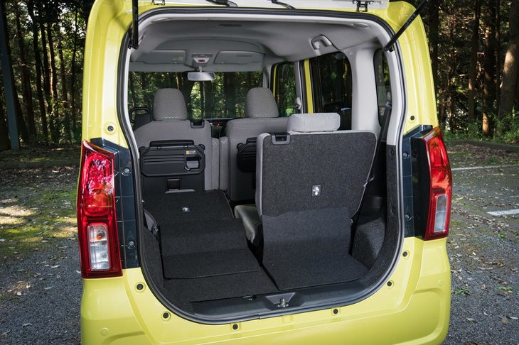 リアシートの格納は、2アクションのダイブダウン方式からワンモーションのチルトダウン方式へと変更。操作性を改善した。