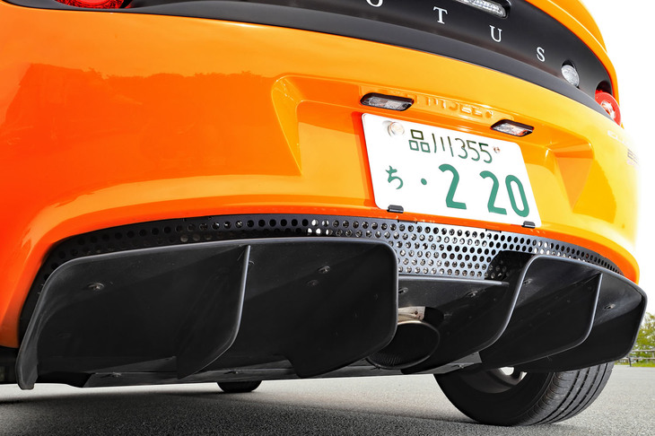 車体後部下に備わるディフューザー。エアフローを整え、ダウンフォースの発生に寄与するという。最低地上高は130mmで、23度のデパーチャーアングルが確保されている。