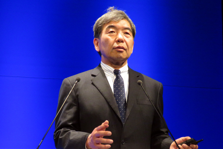 今回の発表会で、「人を中心としたクルマづくり」の歴史について説明したスバル技術本部の武藤直人本部長。