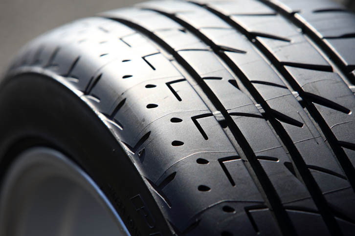 「プレイズPX-RV」のトレッドパターン。タイヤのイン側（写真左側）のブロック剛性を強化することで、レーンチェンジ時のふらつきを抑えている。