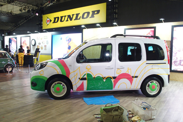 「ルノー・カングー」をキャンバスに見立て、画家の松崎大輔氏による展示車両へのライブペイントパフォーマンスが行われた。