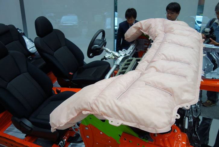 国産車では初めて、歩行者保護エアバッグを全車に標準装備している。