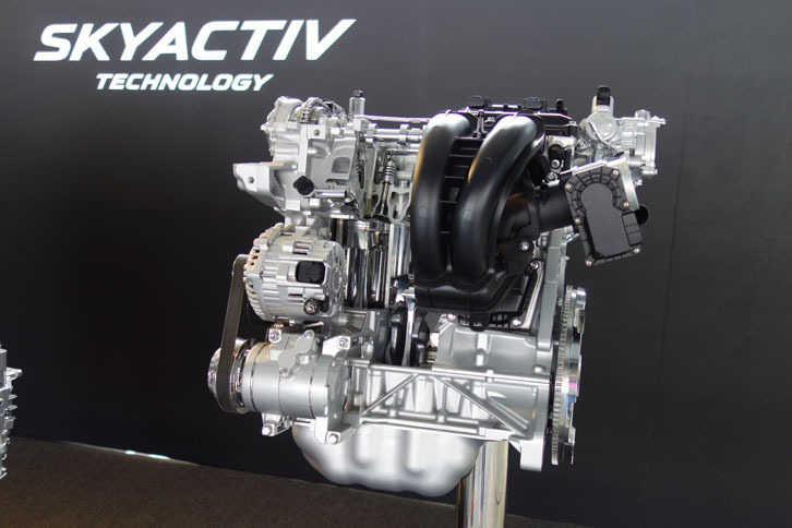【モノづくり展示】SKYACTIV-G 2.0エンジン。「CX-5」や「ビアンテ」に搭載される。