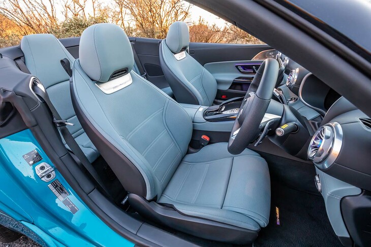 「メルセデスAMG SL43」は、4世代目以来となる2＋2レイアウトを採用。これに伴い、ボディーサイズは先代に比べひと回り大型化した。