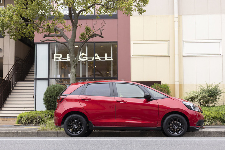 現行型＝4代目「フィット」は2020年2月の発売で、当初の月販目標は1万台とされていた。通年の販売台数は2020年から順に9万8120台、5万8780台、6万0271台、5万7033台と推移している。