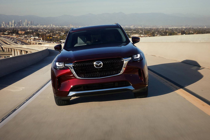 「CX-90」は、2022年に発表された「CX-60」に続く「走る歓（よろこ）び」と「環境安全性能」を大幅に進化させたというラージ商品群の第2弾。マツダの新たなフラッグシップモデルとして、北米市場で販売されている。3万9595ドル（邦貨換算で約564万円）がスターティングプライスとなる。