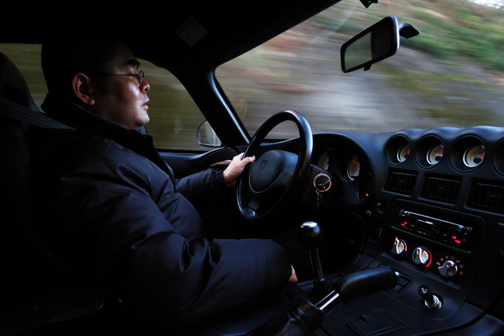 「ドライビング至上主義の、クルマ選び」という、今日日自動車専門媒体ですら二の足を踏むようなド直球企画に手を染めた『UOMO』の胆力に敬服。媒体の趣旨にそぐうクルマかは知りませんが、確かに「バイパー」は運転が楽しいクルマである。