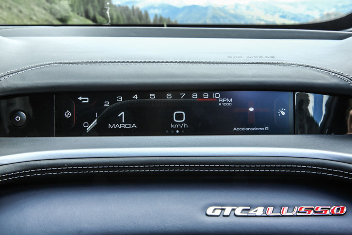 助手席の正面に設置されたパッセンジャーディスプレイが8.8インチのフルカラータッチパネルに進化。車両の性能情報を表示するだけでなく、オーディオなどの操作も可能となった。