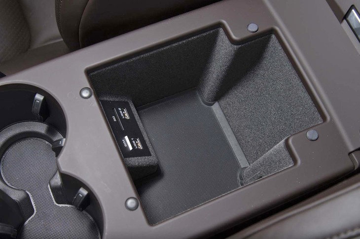 前席アームレストの下にある小物入れにもUSBソケットが備わる。写真は、左側が車両前方である。