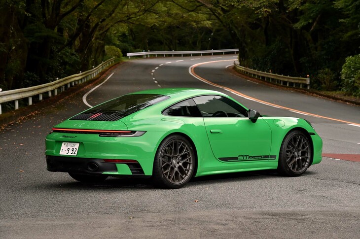 【ポルシェ911カレラTのスペック】
	ボディーサイズ：全長×全幅×全高＝4527×1852×1293mm／ホイールベース：2450mm／車重：1470kg（DIN）／駆動方式：RR／エンジン：3リッター水平対向6 DOHC 24バルブ ターボ／トランスミッション：7段MT／最高出力：385PS（283kW）/6500rpm／最大トルク：450N・m（45.9kgf・m）/1950-5000rpm／タイヤ：（前）245/35ZR20 91Y／（後）305/30ZR21 100Y（ピレリPゼロ）／燃費：--km/リッター／価格：1757万円
	
	【取材時の燃費データ】
	テスト距離：366.5km（市街地2：高速道路5：山岳路3）／使用燃料：48.5リッター（ハイオクガソリン）／参考燃費：7.5km/リッター（満タン法）／7.8km/リッター（車載燃費計計測値）