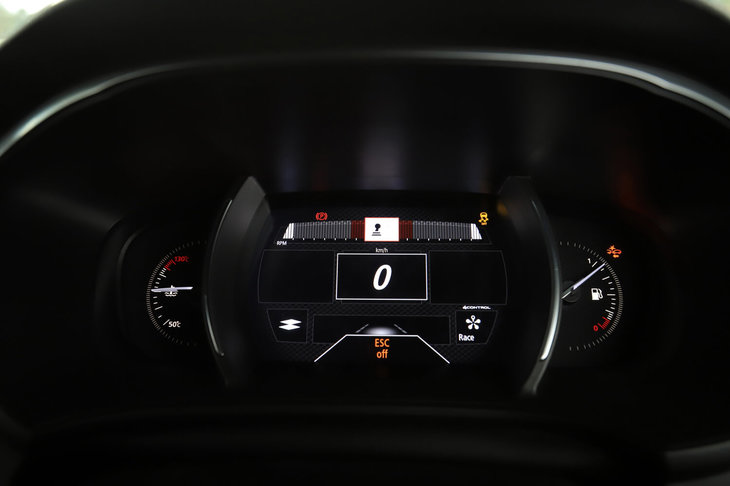 メーターパネルはサイドの水温計と燃料計のみアナログ式で、センター部分は液晶タイプとなる。