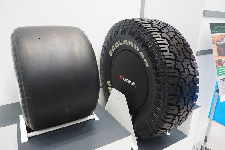 サステナブルレーシングタイヤ「アドバンA005」（写真左）とFIA Extreme H World Cupに供給した「ジオランダーX-AT」プロトタイプ仕様（同右）。