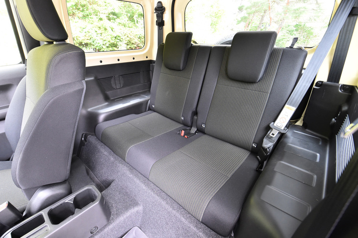 後席の定員は2人。エントリーグレードを除き、50：50の分割可倒式となっている。