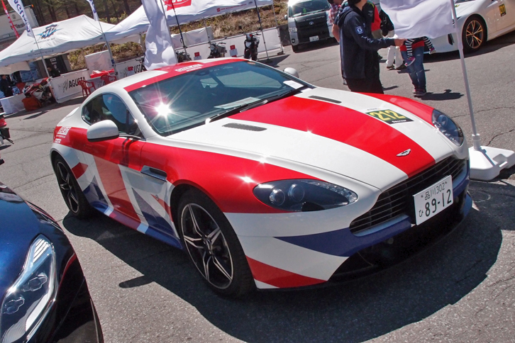 ユニオンジャックをまとうアストンマーティン。ド派手なマシンが集う会場では、これでも普通のカラーリングに見えてくる。