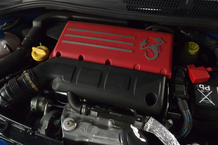 最高出力180PSを発生する1.4リッター直4 DOHCインタークーラーターボエンジンをフロントに搭載。5段MTが組み合わされる。