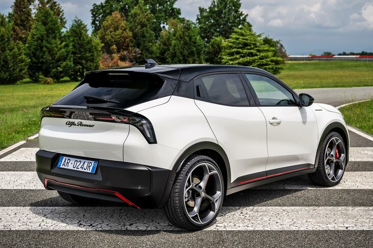 ブラックのルーフやミラーキャップ、レッドのアクセント、ボディー同色のドアハンドルなども「ヴェローチェ」の特徴。（写真ではわかりづらいが）よく見るとCピラーにも“ビショーネ（ヘビ）”のロゴがあしらわれている。