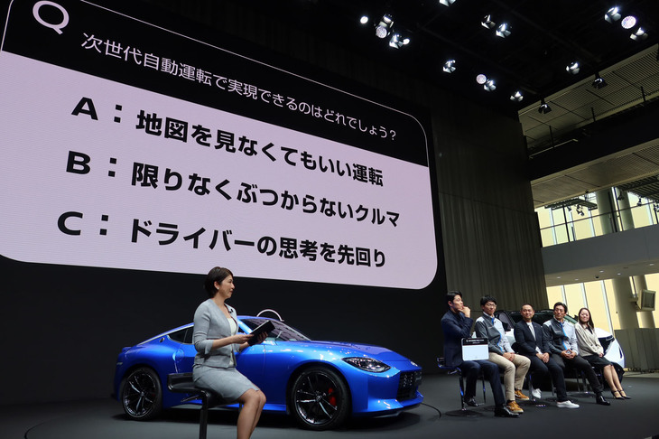 トークショーのコーナーで、社内スタッフからのクイズに答える鈴木亮平。「クルマの向こうにいるスタッフの顔が見えると、製品や技術への驚きだけでなく、うれしさも感じられます。今回、日産車への愛がしっかり伝わったので、それを多くの人に伝えていきたいです」と、会を締めくくった。