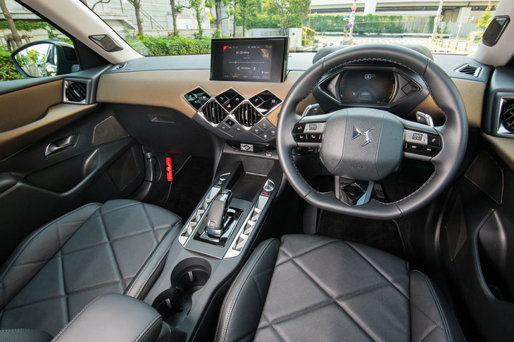 エクステリアと同じく、個性的なデザインのインテリア。グレードに応じて黒のファブリック内装「モンマルトル」と、各所にブロンズのテップレザーを用いた「バスチーユ」が用意される。