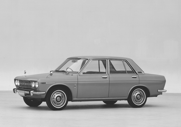 「ダットサン・ブルーバード1300 4ドア デラックス」。1967年に登場した型式名510こと3代目ブルーバードの基本となる4ドアセダン。