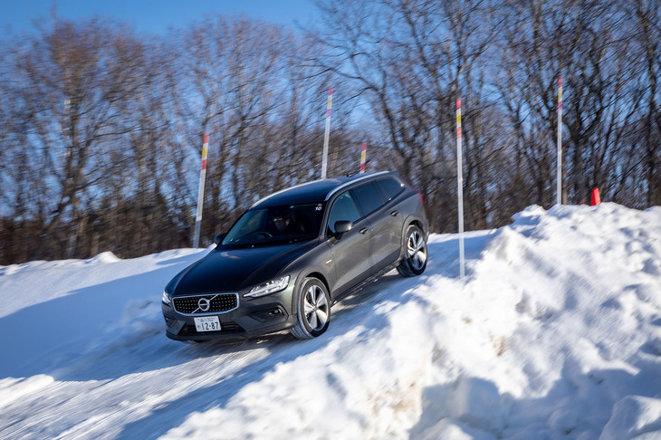 滑りやすい坂道を下るときなどは標準装備の「ヒルディセントコントロール」が作動。スピードコントロールをクルマ任せにし、ステアリング操作に集中できる。