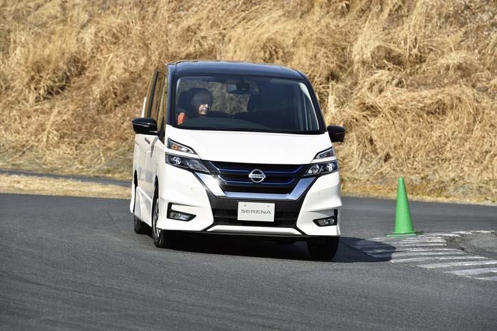 先にデビューした「ノートe-POWER」とパワーユニットの基本構造は同じだが、搭載するボディーの大型化に合わせてエンジンの出力を強化して発電量をアップさせたほか、モーターの性能も強化している。