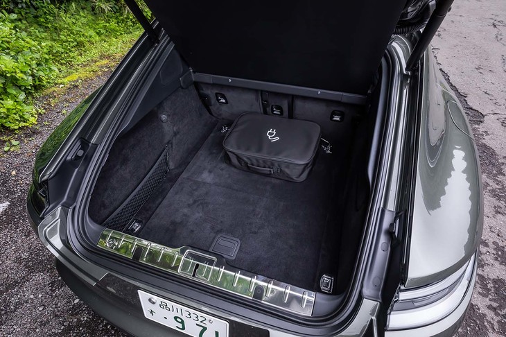 トランクルームの容量は5人乗車時で403リッター。リアシートを倒すことで1242リッターにまで拡大できる。
