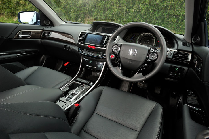 「アコード ハイブリッドEX」のインテリア。今回のマイナーチェンジで、ダッシュボードの装飾パネルやパワーウィンドウスイッチパネルなどの色が変更された。