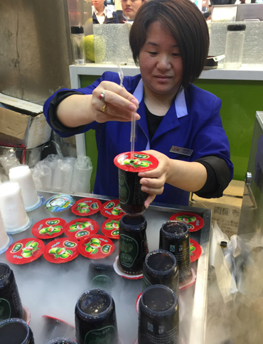 「老上海酸梅湯」。ふたが固すぎてストローが刺さらず、慣れたお姉さんにブスリと開けてもらう。