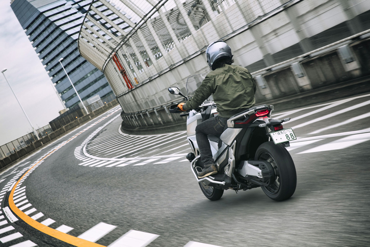 「X-ADV」では、乗員数や積載量にあわせて、前後サスペンションのプリロードが調節可能。ABSは標準装備される。