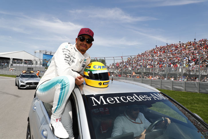 得意のカナダで通算65回目のポールポジションを獲得したハミルトン（写真）は、自分にとってのアイドルと公言するアイルトン・セナが持つ歴代2位の記録に肩を並べた。予選後、セナの1987年仕様のヘルメットが贈られるという、セナの家族のはからいに感極まっていた。レースではポール・トゥ・ウィンに全ラップリード、ファステストラップとグランドスラムを達成。ベッテルとのポイント差を25点から一気に12点に詰め、最良の週末を過ごすことができた。（Photo=Mercedes）