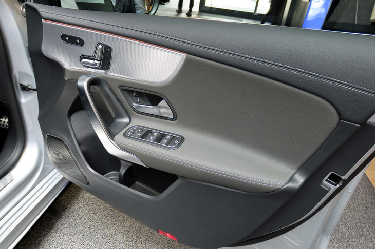 メルセデスAMG A35 4MATIC（ドアパネル）