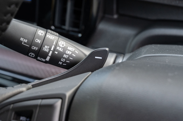 「ソリオ」ではHEVモデルのみに装備されるシフトパドル。トランスミッションは、純ガソリン車やMHEVがCVTなのに対し、HEVでは5段のロボタイズドMTとなっている。