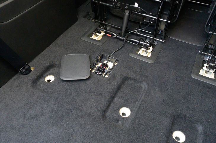 いよいよ2列目と3列目のシートを外していく。それぞれにシートベルトセンサーが内蔵されており、カプラーを外す必要がある。