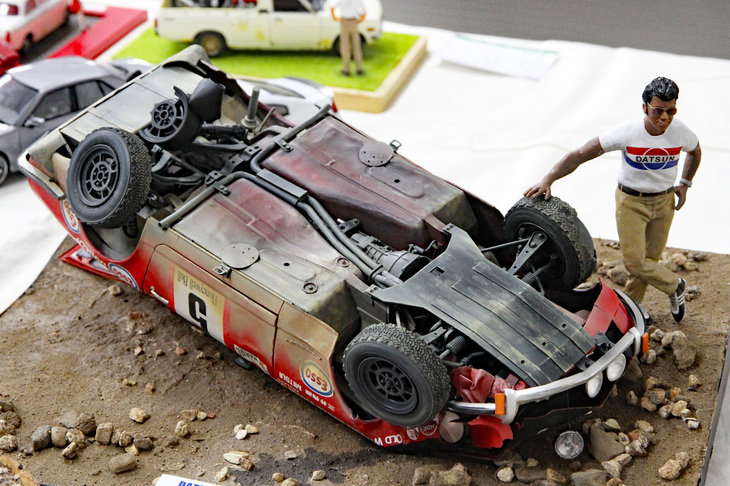 1973年のモロッコラリーで大クラッシュした日産ワークスの「ダットサン240Z」を再現したジオラマ。無傷で脇に立つドライバーは、同年のサファリでは240Zで優勝、後に2代目「バイオレット」（PA10）で1979～82年にサファリ4連勝を成し遂げたシェカー・メッタ。ベースはタミヤの1/12ダットサン240Zサファリ仕様。