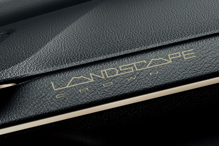 インストゥルメントパネルに専用の「LANDSCAPE CROWN」ロゴが刻印される。「RS“ランドスケープ”」は2024年12月までの期間限定生産予定の特別仕様車あつかいだが、表向きの台数制限はない。