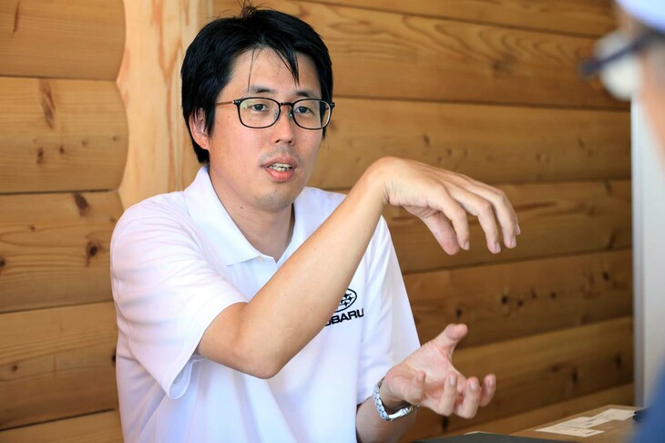 車体設計に携わった技術本部の松本幸裕さん。本来、クロスオーバー化する予定のなかった「レヴォーグ」だけに、車高を上げ、デザインで差異化を図るには苦労も多かったようだ。