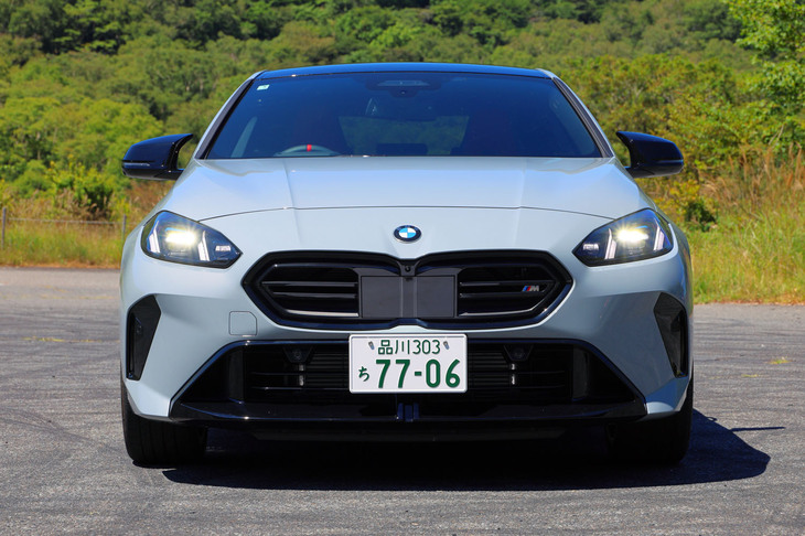 【BMW M235 xDriveグランクーペ】
	ボディーサイズ：全長×全幅×全高＝4550×1800×1435mm／ホイールベース：2670mm／車重：1590kg／駆動方式：4WD／エンジン：2リッター直4 DOHC 16バルブ ターボ／トランスミッション：7段AT／最高出力：300PS（221kW）/5750rpm／最大トルク：400N・m（40.8kgf・m）/2000-4500rpm／タイヤ：（前）235/40R19 96Y XL／（後）235/40R19 96Y XL（グッドイヤー・イーグルF1アシメトリック6）／燃費：12.6km/リッター（WLTCモード）／価格：734万円
	
	【取材時の燃費データ】
	テスト距離：498.1km（市街地1：高速道路7：山岳路2）／使用燃料：48.1リッター（ハイオクガソリン）／参考燃費：10.3km/リッター（満タン法）／10.8km/リッター（車載燃費計計測値）