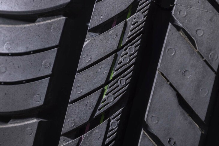 センターグルーブを挟むようにレイアウトされた「セレーションサイプ」。水膜を除去することでウエット路面での性能を高めている。