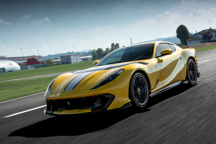 動力性能については、0-100km/h加速が2.85秒、0-200km/h加速が7.5秒、最高速が340km/hと公称されている。