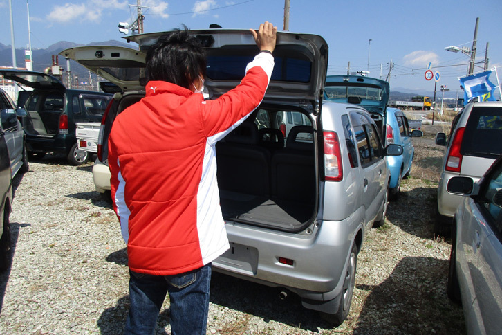 今回、話を聞かせてくれた激安中古車専門店オーナーのリュウ氏。彼の店は、不況に強かった。