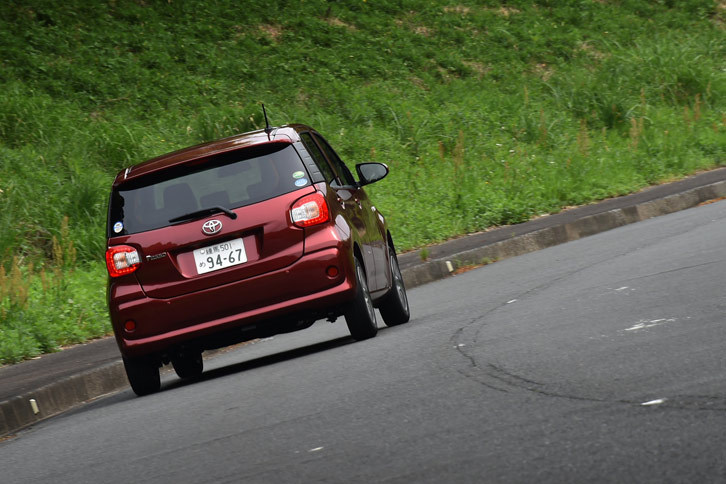 新型「ブーン／パッソ」の燃費は、FF車が28.0km/リッター、4WD車が24.4km/リッターとなっている（ともにJC08モード）。