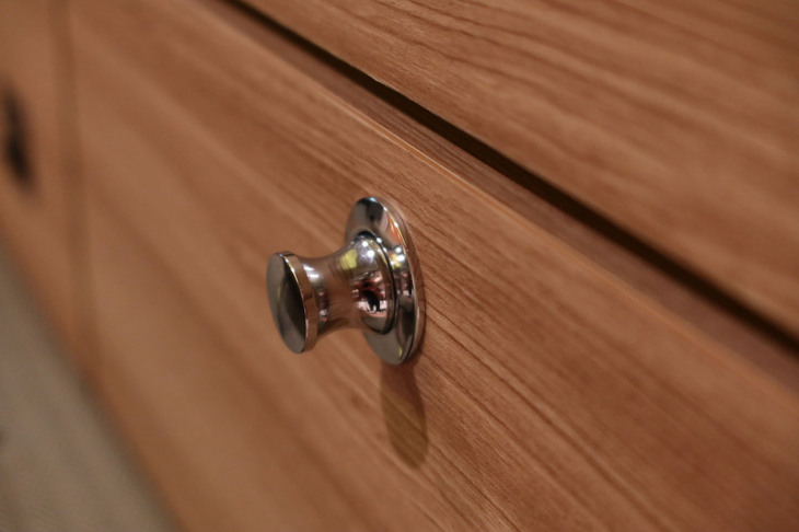 日産NV200バネットMYROOM（サイドボックスの収納式ノブ）