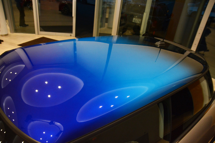 新たに採用された「マルチトーンルーフ」。複数の色によるグラデーションが特徴で、一台として同じデザインにはならないという。