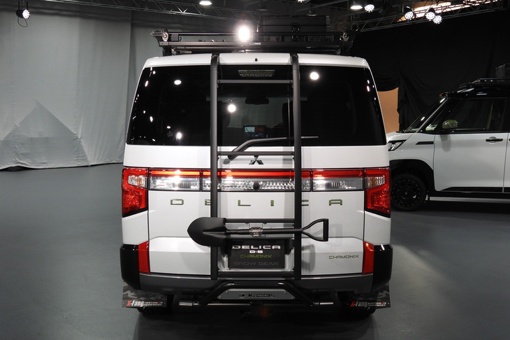 三菱デリカD：5 CHAMONIX SNOW GEAR（リア）