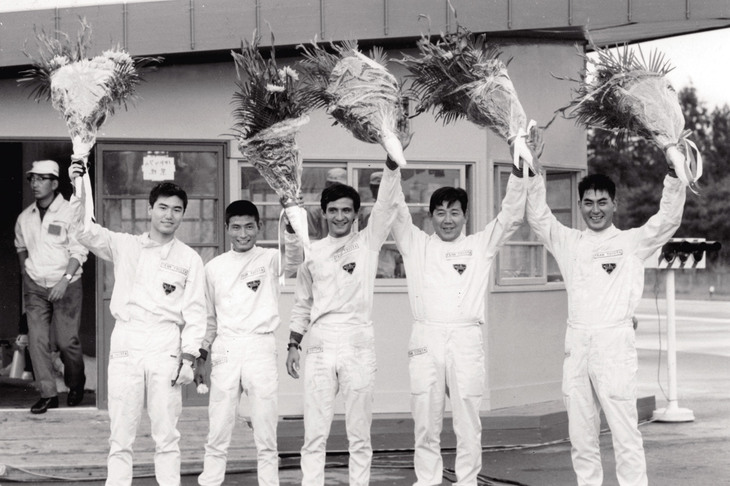 トライアルでの記録樹立を喜ぶ、5人のドライバー。一番右にいるのが、当時のトヨタワークスチームのリーダーであり、「2000GT」の開発に携わった細谷四方洋である。