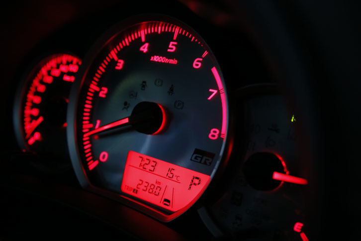 メーターパネルの照明はレッド。暗所では、その鮮やかさが一段と強調される。